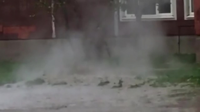 В Купчино около школы из-под земли забил гейзер с кипятком 