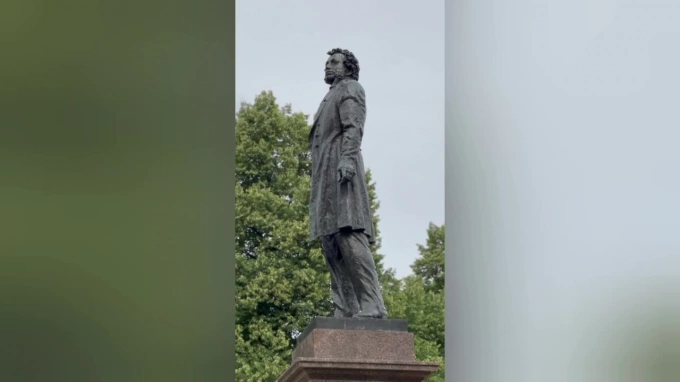 Памятник Пушкину на Площади Искусств помыли третий раз за лето