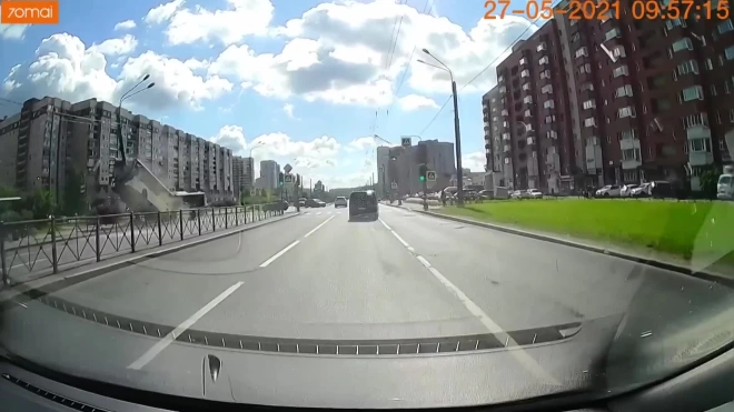 Автобус, повисший на столбе в Петербурге, сбил на остановке мужчину