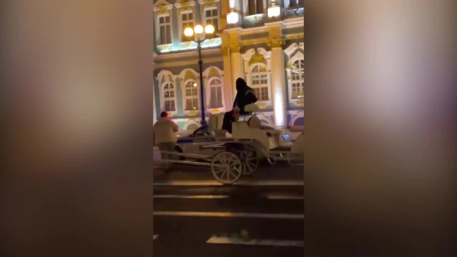 Трех девушек вместо лошадей запрягли в карету на Дворцовой площади