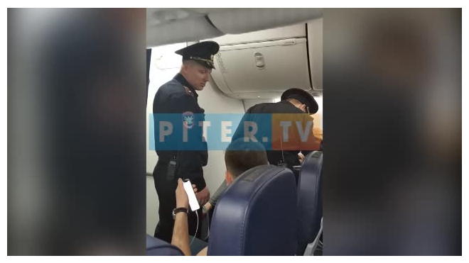 Видео: в "Пулково" пьяный дебошир задержал вылет самолета на два часа