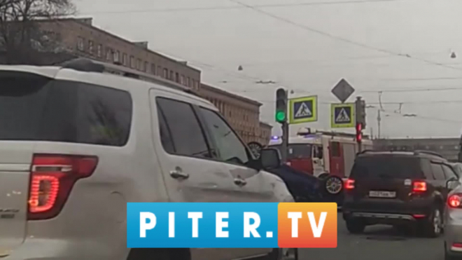 Видео: в Кировском районе на полной скорости перевернулась машина