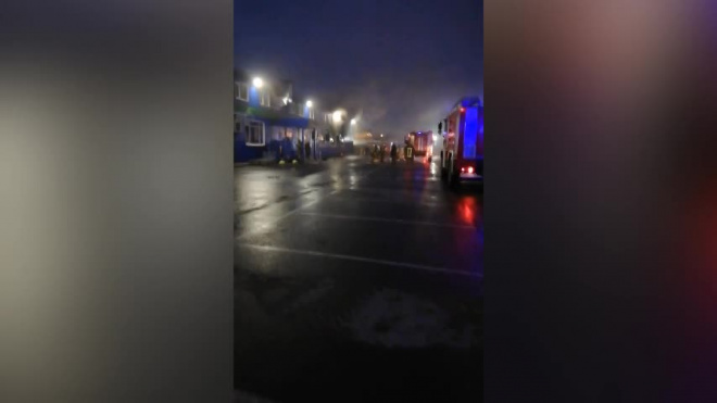 Видео: на Юрия Гагарина пожарные тушили торговый павильон