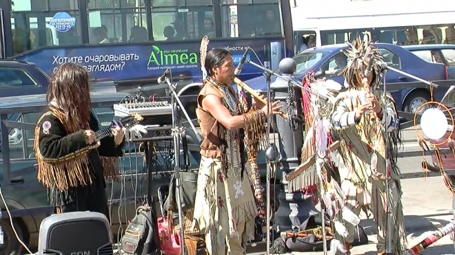 Индейцы-программисты собирают аншлаг на улицах Петербурга