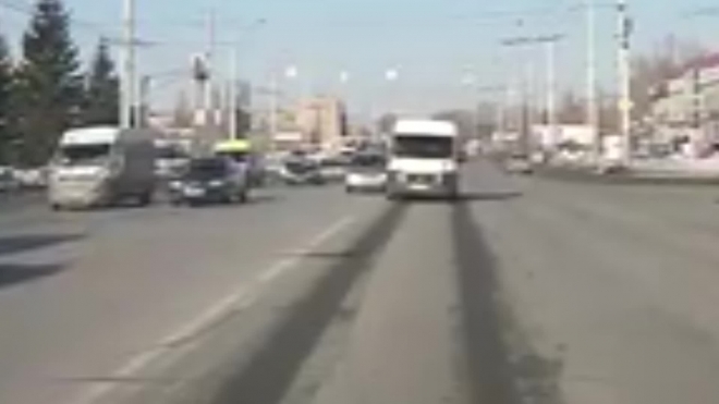 Опасные маневры Омской маршрутки возмутили интернет