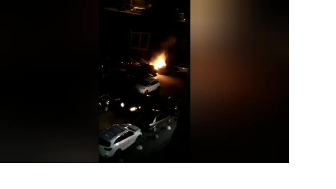 Ночью на улице Латышских стрелков загорелись машины