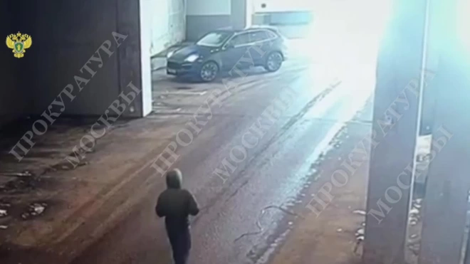 В Москве женщина отобрала нож у грабителя на парковке