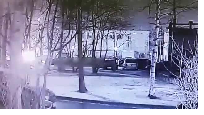 Неизвестный поджег автомобиль на парковке в Невском районе