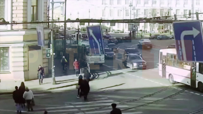 Момент аварии с маршруткой и пенсионером в Адмиралтейском районе попал на видео