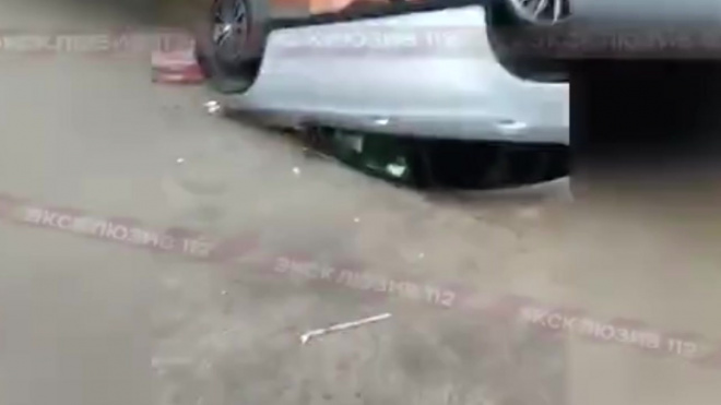 Видео из Москвы: "Мерседес" с водителем упал со второго этажа парковки ТЦ