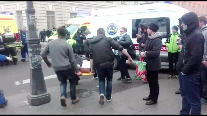 За оказание помощи при теракте в метро петербуржцам вручили памятные часы