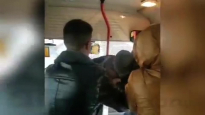 Видео из Владивостока: Водитель маршрутки подрался с пассажиром