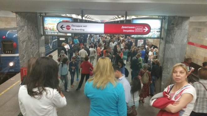 На станции метро "Проспект Ветеранов" мужчина упал на рельсы и чуть не зажарился заживо