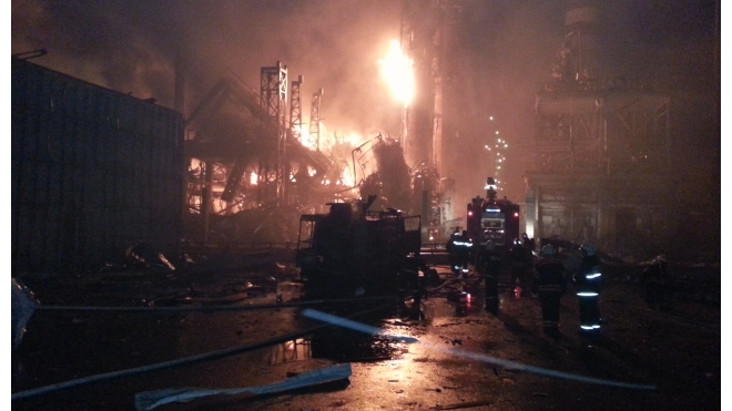 Жуткий взрыв и пожар на Ачинском НПЗ 16.06.2014: появляется новое фото и видео