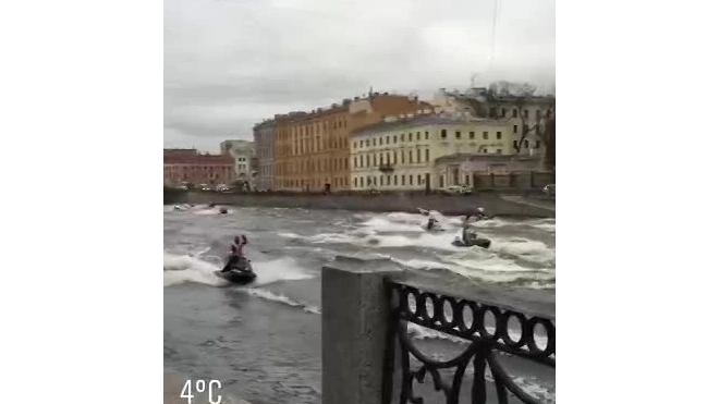 Деды Морозы и Снегурочки проплыли на аквабайках по рекам и каналам Петербурга