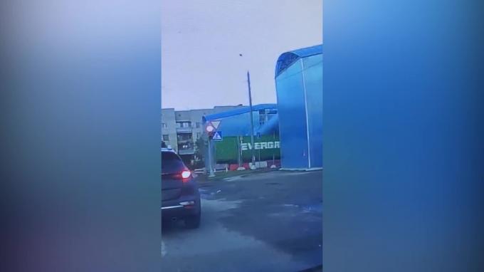 Видео: самосвал врезался в пешеходный мост в Любани