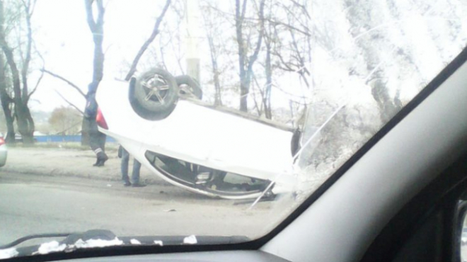 Видео: в Воронеже на мосту через ВОГРЭС перевернулась иномарка