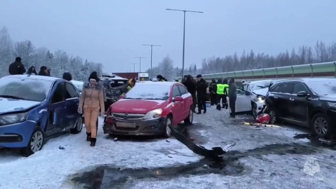 Число пострадавших в массовом ДТП в Новгородской области выросло до 16 человек