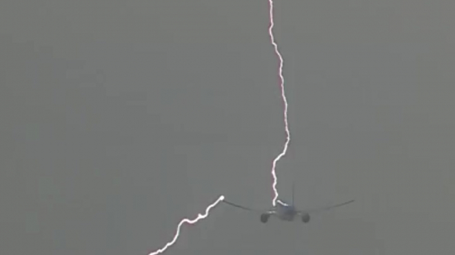 Жуткие кадры из Амстердама: Молния пронзила самолет с пассажирами на борту