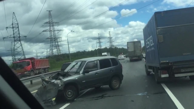 Видео: легковушка лишилась переда после столкновения с КАМАЗом на Мурманском шоссе