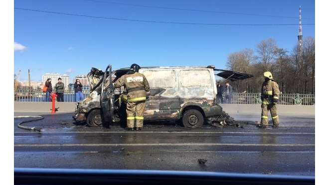 На Каменноостровском мосту горит фургон: жертвами огня едва не стали зеваки-петербуржцы