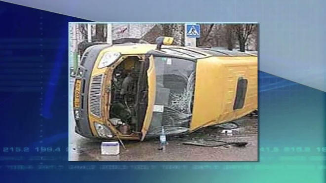 Под Иркутском фура переехала выпавших из маршрутки людей, один пассажир погиб