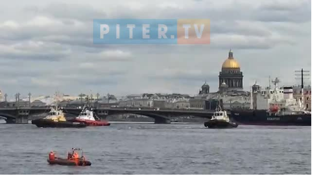 Видео: в Петербурге состоялся "танец" буксиров