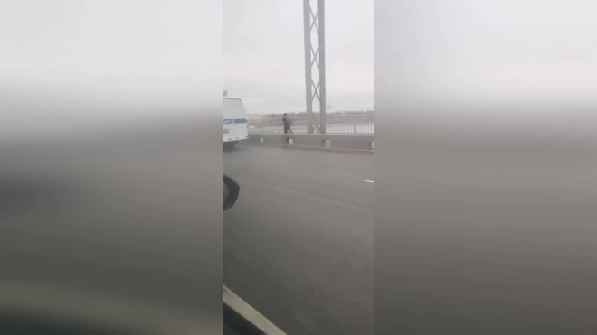Водитель Lada врезался в ограждение Большеохтинского моста и прыгнул в воду