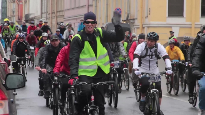 Петербургские велосипедисты открыли сезон парадом из Рощино до Дворцовой 