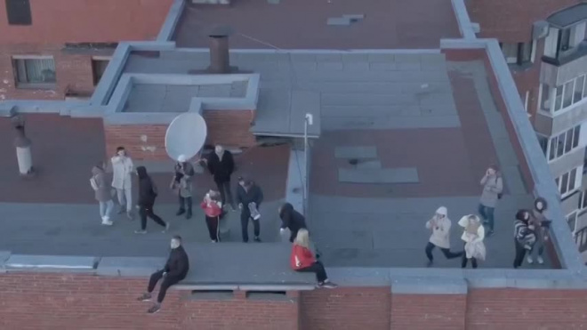Школьники устроили вечеринку на крыше в Приморском районе