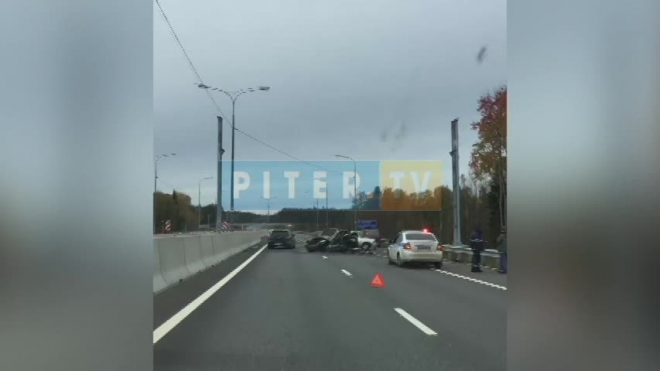 Видео: В аварии на Приозерском шоссе смяло иномарку 