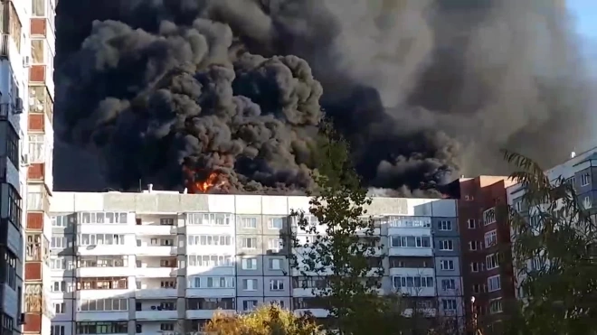 В Тюмени загорелась крыша жилого дома