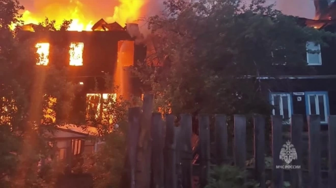 В Ульяновской области загорелся двухэтажный жилой дом