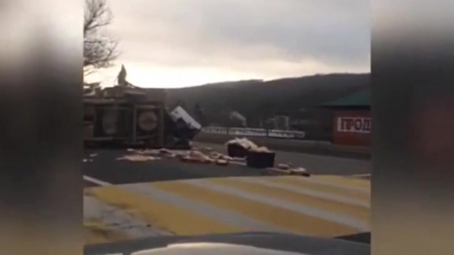 Жуткое видео из Новороссийска: фургон протаранил грузовик