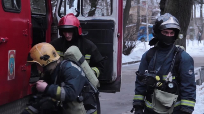 В Казанском поселке при сильном пожаре на плавучем кране погибли люди