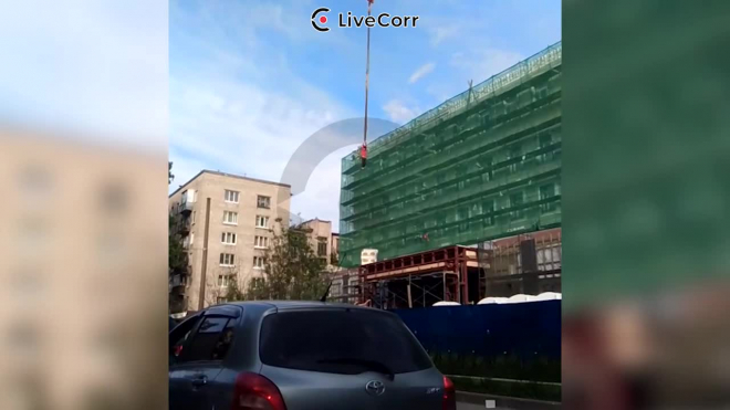 На Таллинской во время неудачного трюка рабочий сорвался со строительного крана