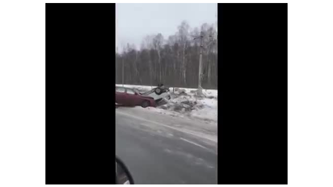 В Приморском районе произошла массовая авария: одна машина улетела в кювет