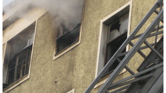 На рассвете в Петербурге горела квартира в Купчино — с пожаром боролись полчаса
