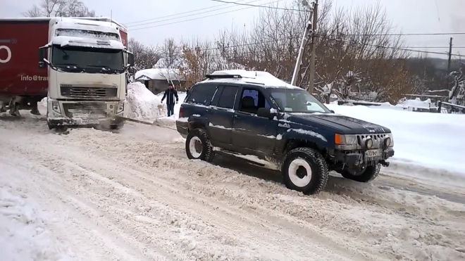 Мощное видео из Уфы: внедорожник вытащил на тросе многотонную фуру