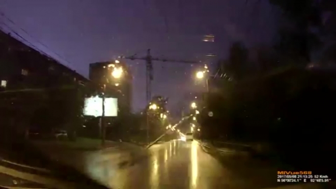 Видео падения крана: Упавший башенный кран в Красноярске чудом не задел жилые дома