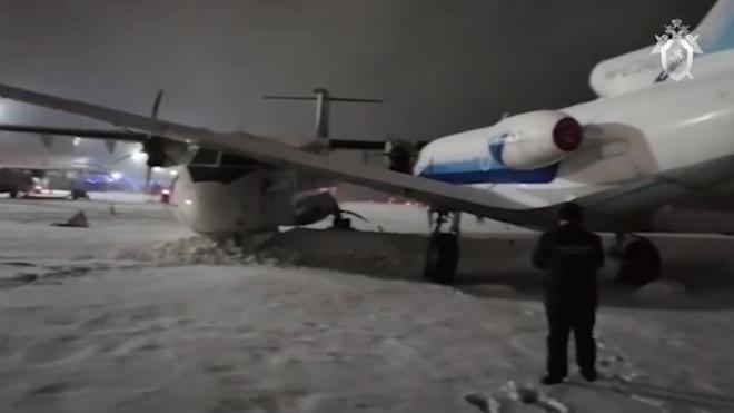В аэропорту Сургута самолет ATR-72 сам укатился и столкнулся с Як-40
