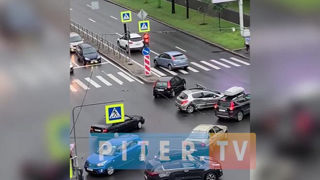 На перекрестке проспекта Стачек и улицы Зайцева столкнулись два автомобиля