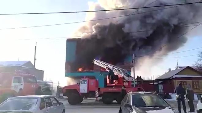 В Омске загорелось здание станции техобслуживания