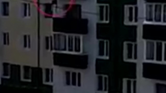 Жуткое видео из Макаров: мужчина рухнул с 4 этажа