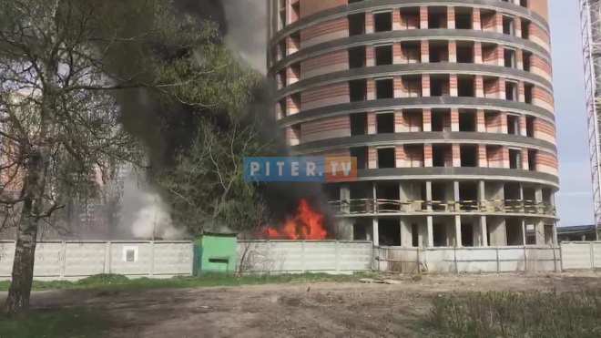 Видео: на Коломяжском горят строительные вагончики