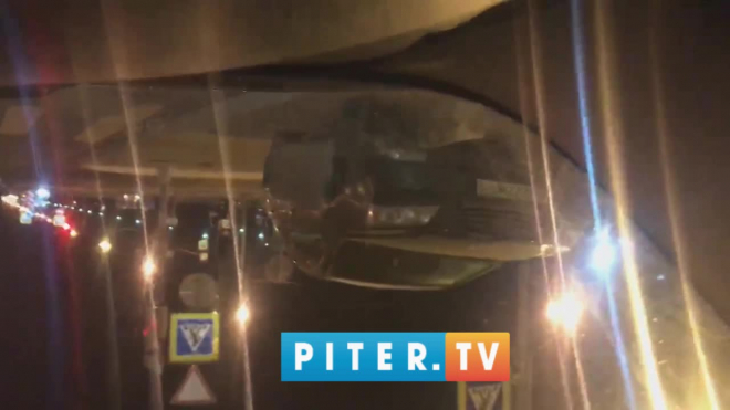 Видео: на перекрестке Гражданского и Луначарского автомобиль снес дорожный знак