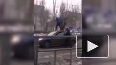 Мужчина устроил танцы на крыше автомобиля