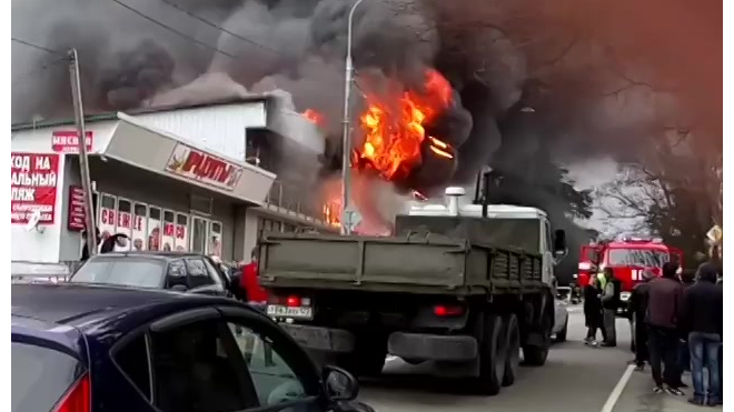 Появилось видео страшного пожара на улице Декабристов в Сочи