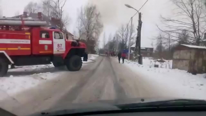 Появилось видео охваченного огнем дома в Любани