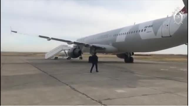 Видео из Челябинска: В аэропорту трап протаранил самолет